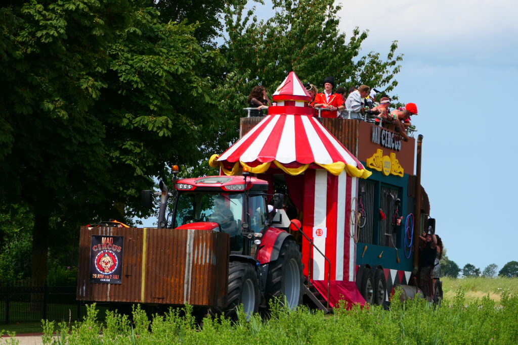 Versierde wagen met thema Mad Circus
