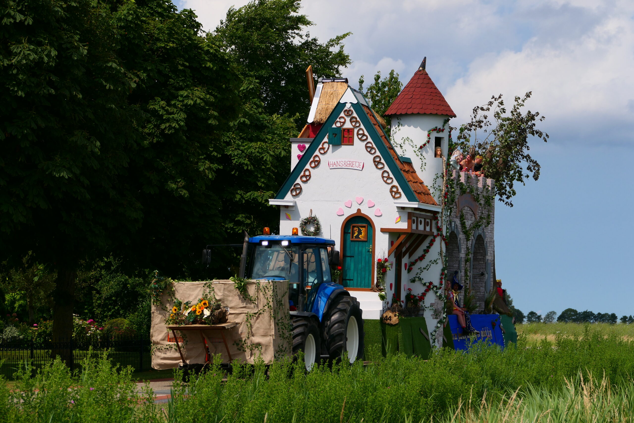 Versierde wagen met thema Sprookjesbos
