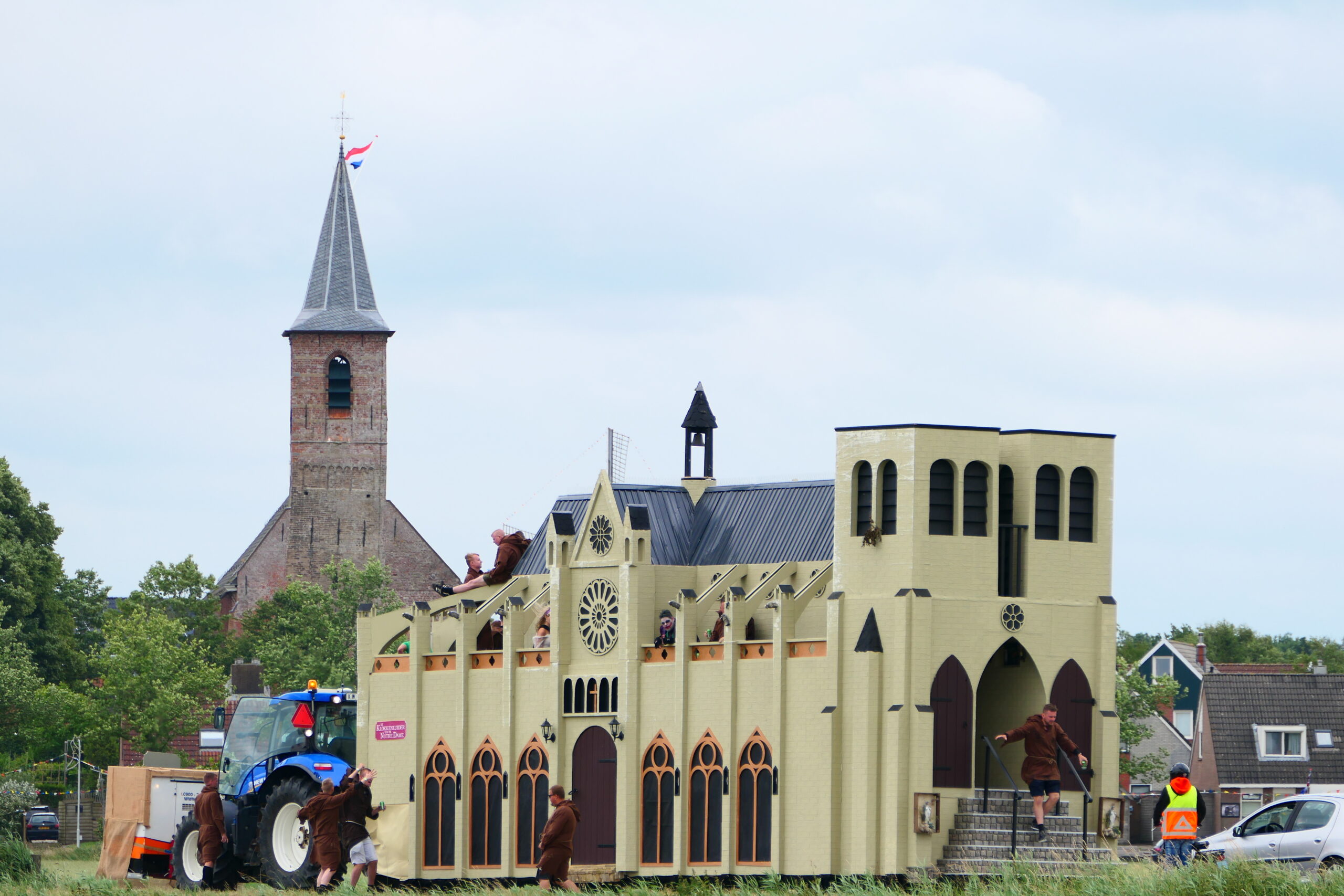 Versierde wagen met them Klokkenluiders van de Notre-Dame